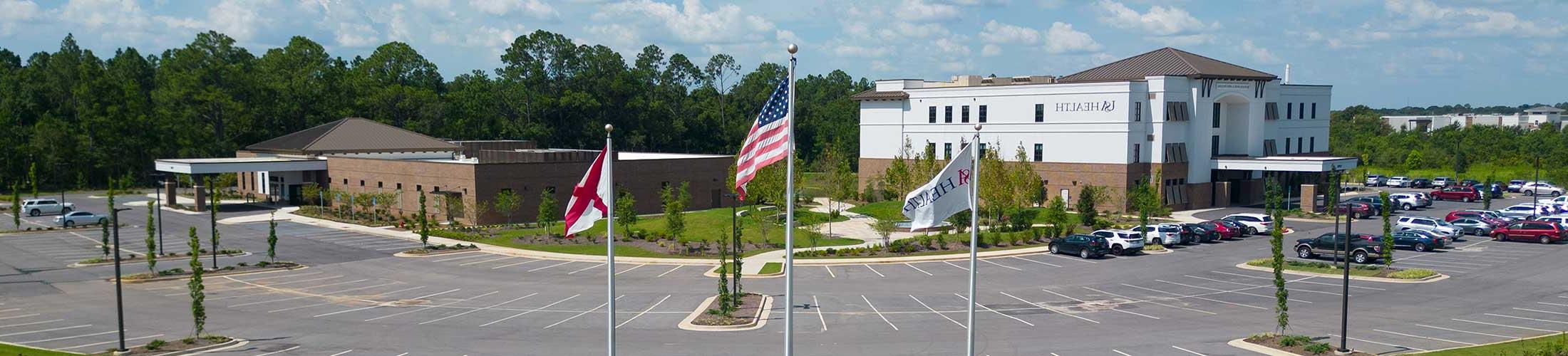 前面有国旗的美国医疗机构.